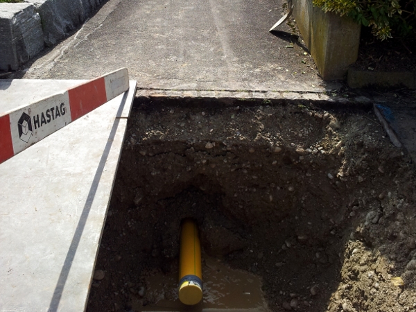 Aufweitkopf mit Rohr, backreamer arrives with a pipe in the starting pit © TERRA AG, Reiden, Switzerland