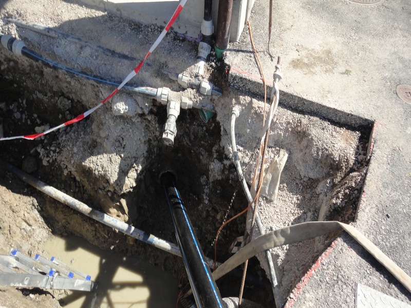 neues HDPE-Rohr verlegt, new HDPE pipe is pulled in  © TERRA AG, Reiden, Switzerland