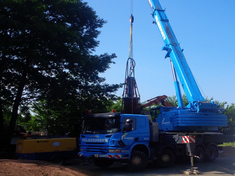 Autokram hält Ramme in der Luft, truck crane holds the ram in the air © TERRA AG, Reiden, Switzerland