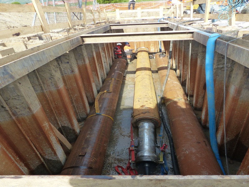 Trinkwasserleitungsverlegung, fresh water pipes underneath highway © TERRA AG, Reiden, Switzerland