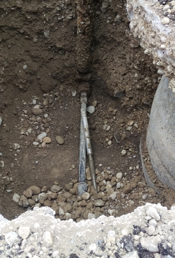 Broken fresh water house connection - 