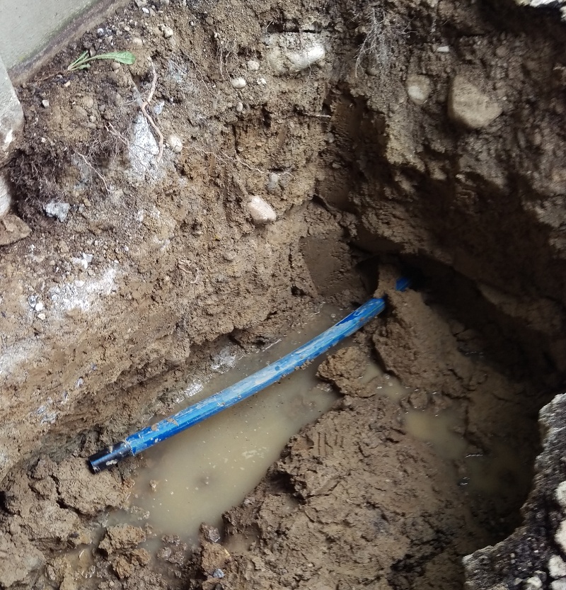 Broken fresh water house connection - 