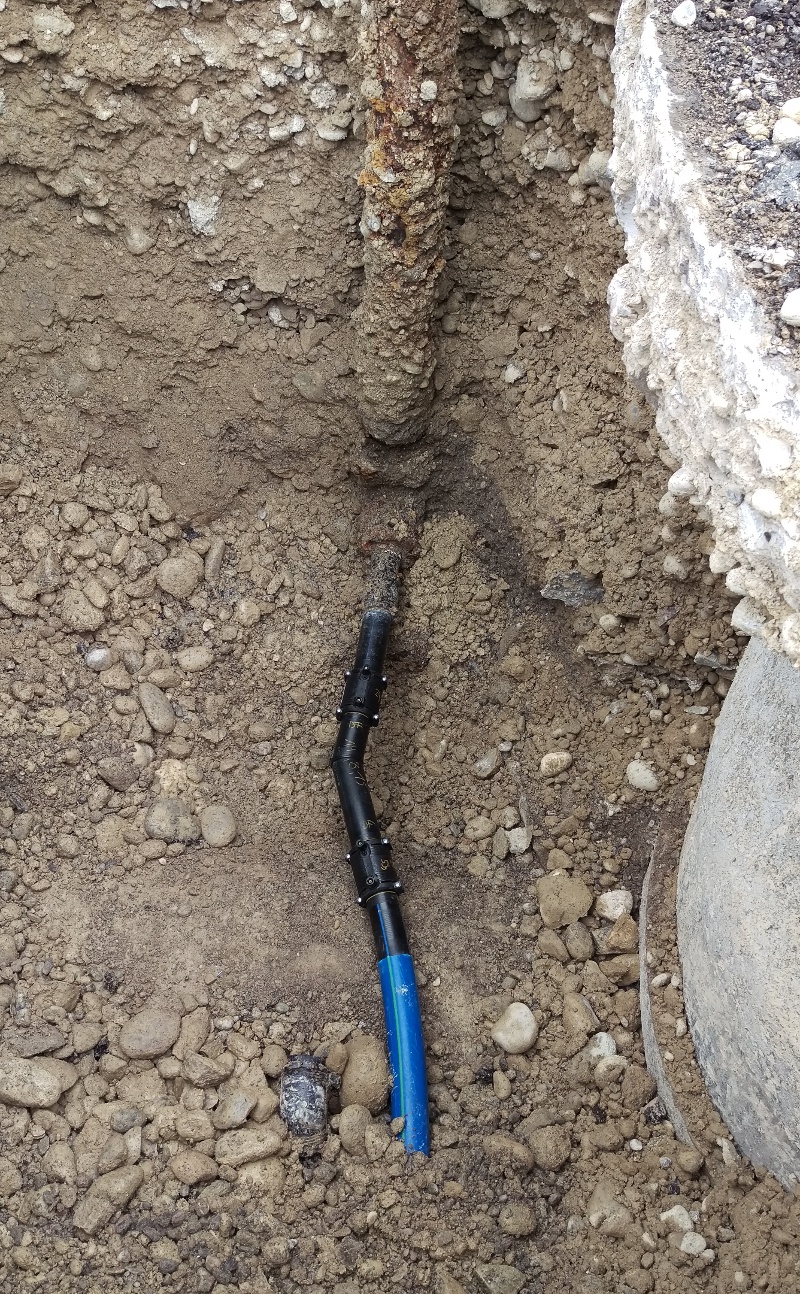 Broken fresh water house connection - 