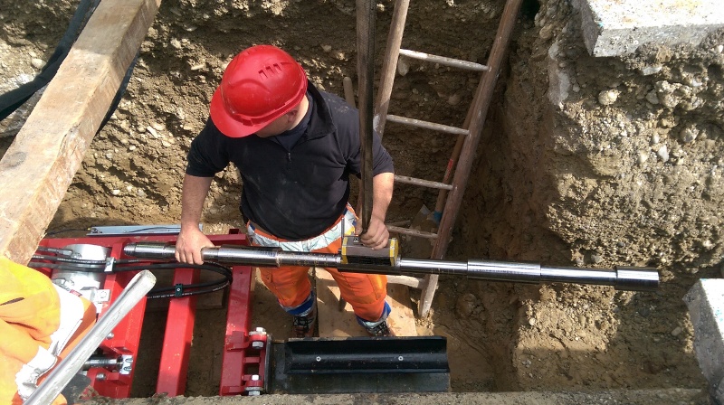 Rod Burster: Assembly of the next rod by a crane with magnetic connection.