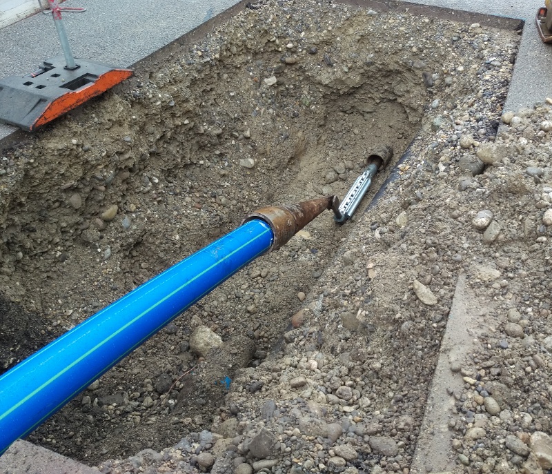 Rod Burster: The olp pipe is cut below the roller cutter. The expander cone and the new HDPE pipe are assembled behind the roller cutter.