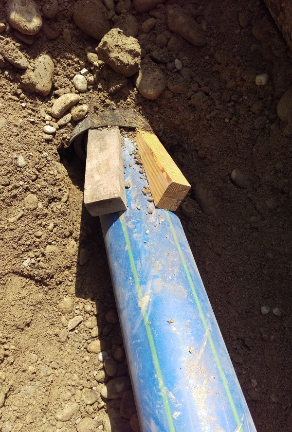 Rod Burster: The new pipe is pulled into the old cut pipe.