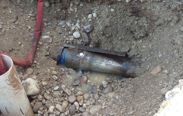 Rod Burster: The expander cone and the new HDPE pipe are pulled through an intermedium pit.