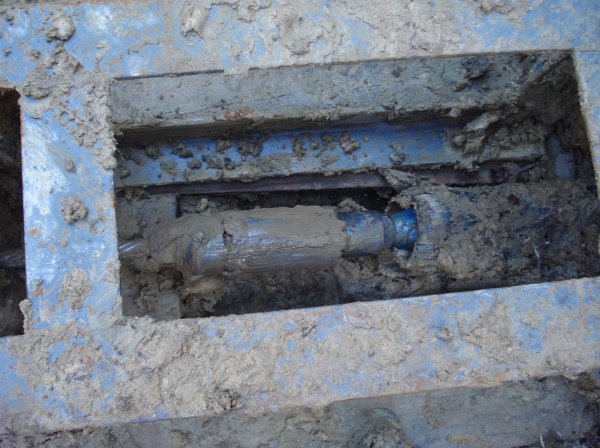 Cable Burster: The cable coupling and the bursting tool reach the machine pit.
