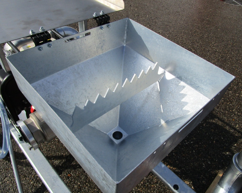 Funnel with underpressure (Venturi system)