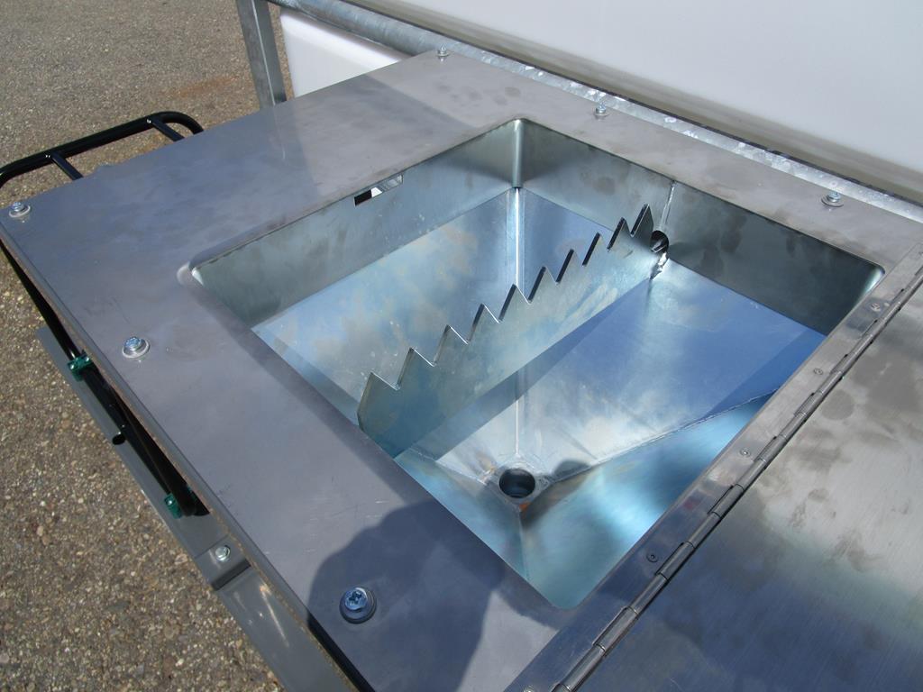 Funnel with underpressure (Venturi system)