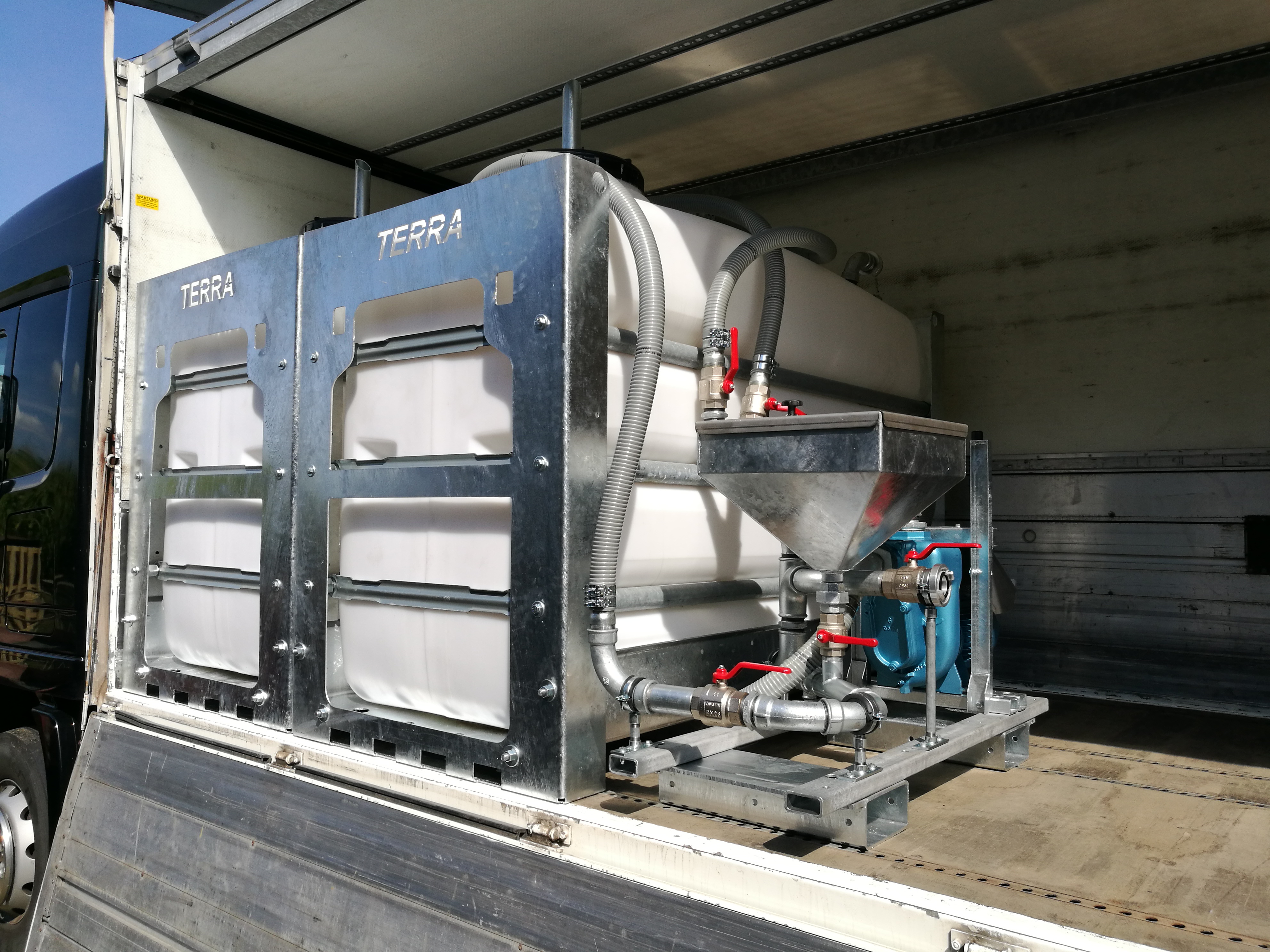 Bentonite and fresh water tank